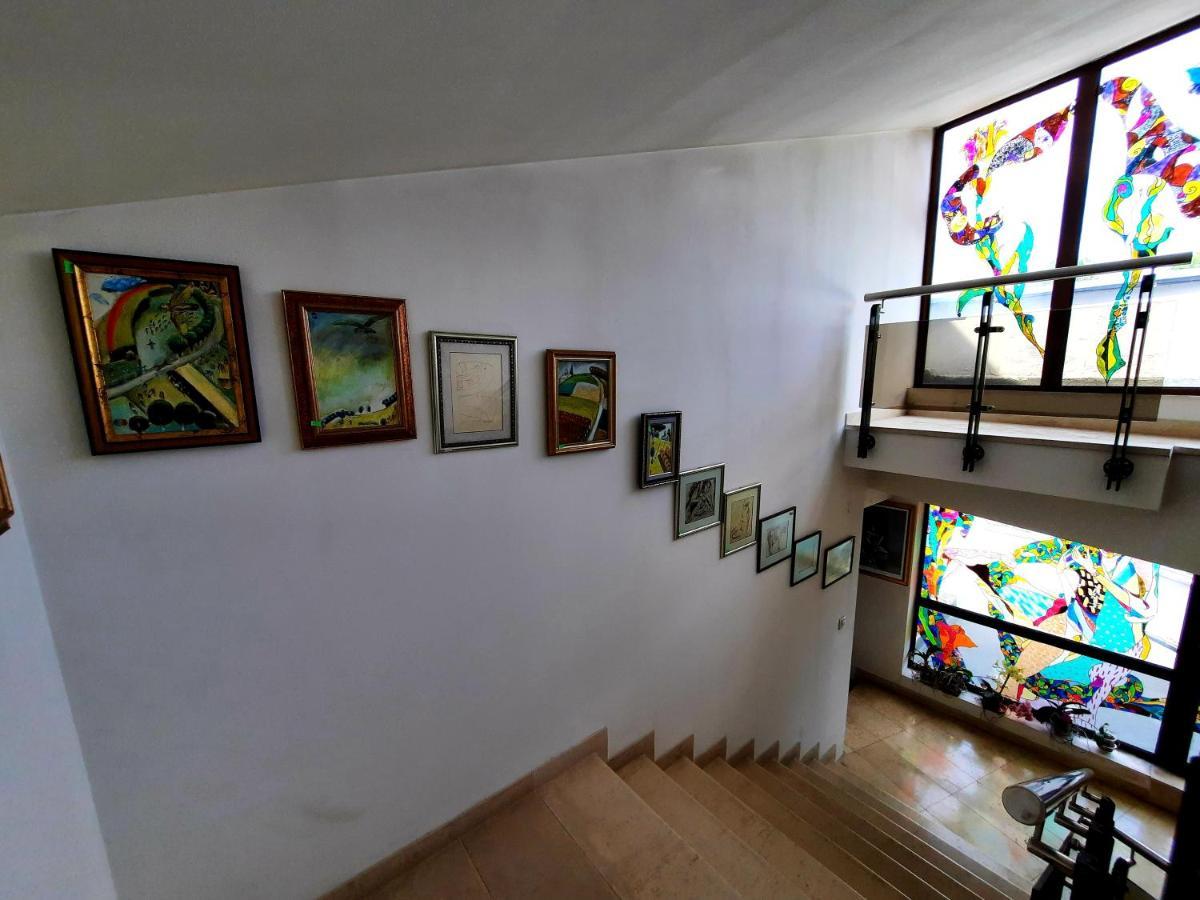 Family Art Hotel Gallery Pleven Exteriör bild