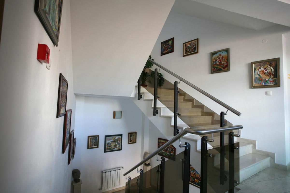 Family Art Hotel Gallery Pleven Exteriör bild