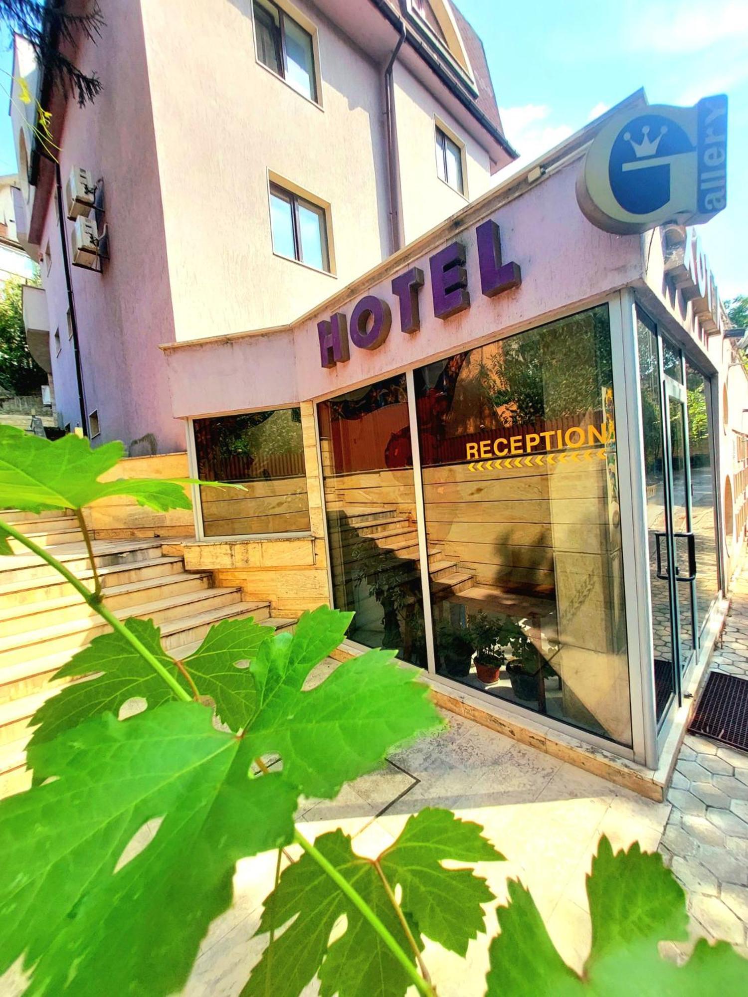 Family Art Hotel Gallery Pleven Exteriör bild